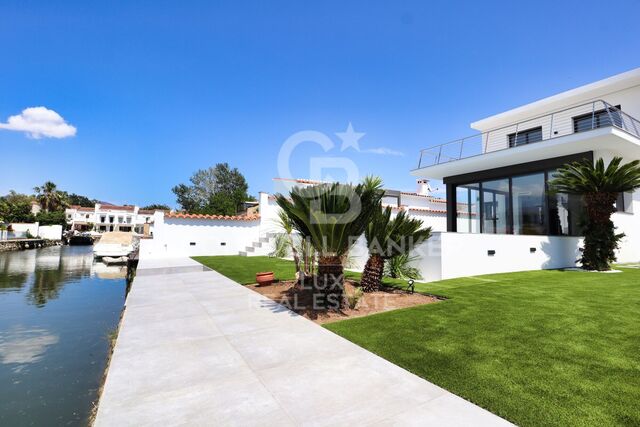 New construction with large mooring in Empuriabrava