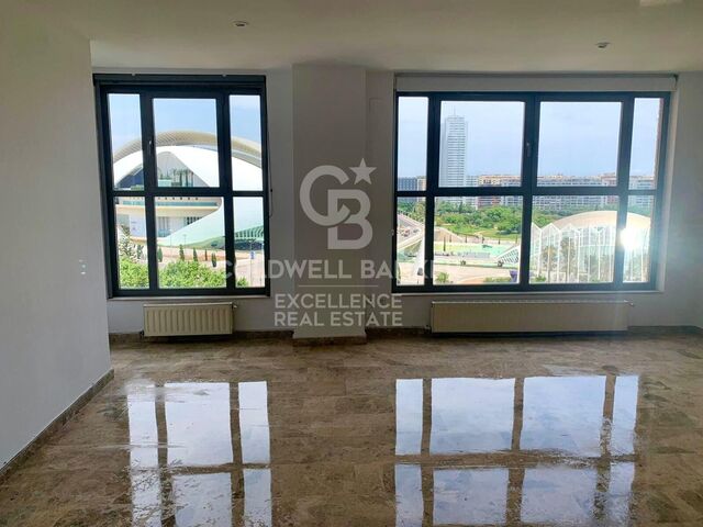 Spacious flat with unobstructed views in the City of Arts and Sciences