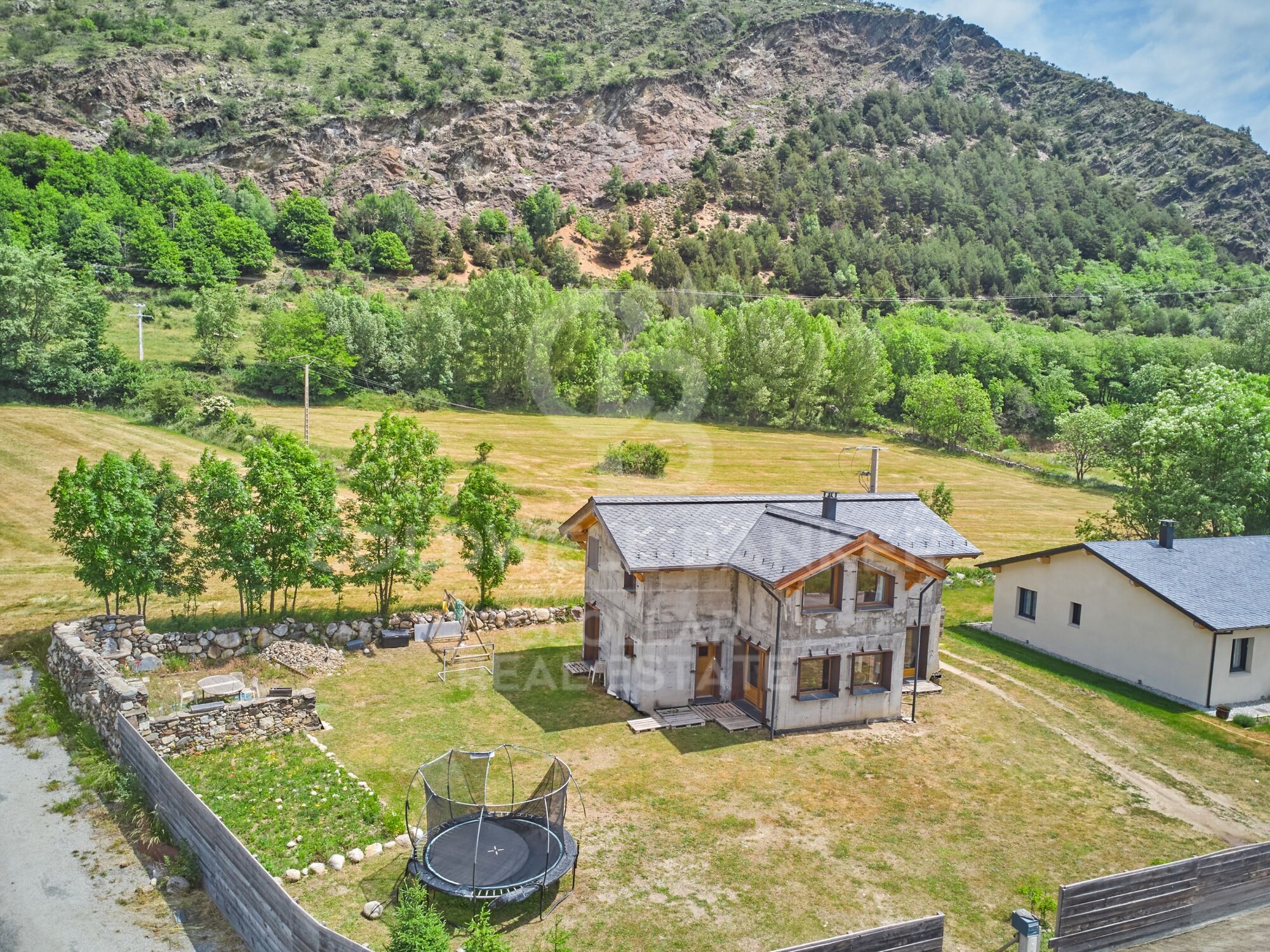 Maison individuelle d'occasion avec vue sur le jardin privé à Latour-de-Carol