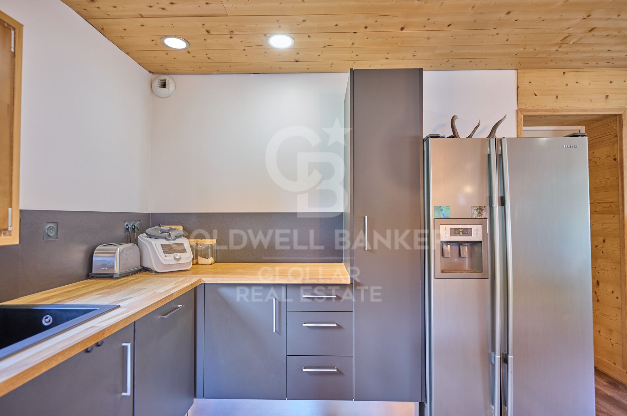 Pre-owned detached house with private garden views in Latour-de-Carol