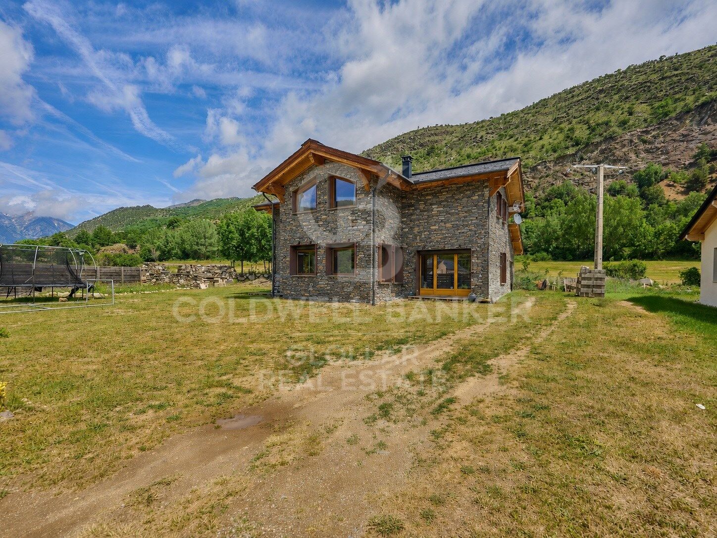 Pre-owned detached house with private garden views in Latour-de-Carol