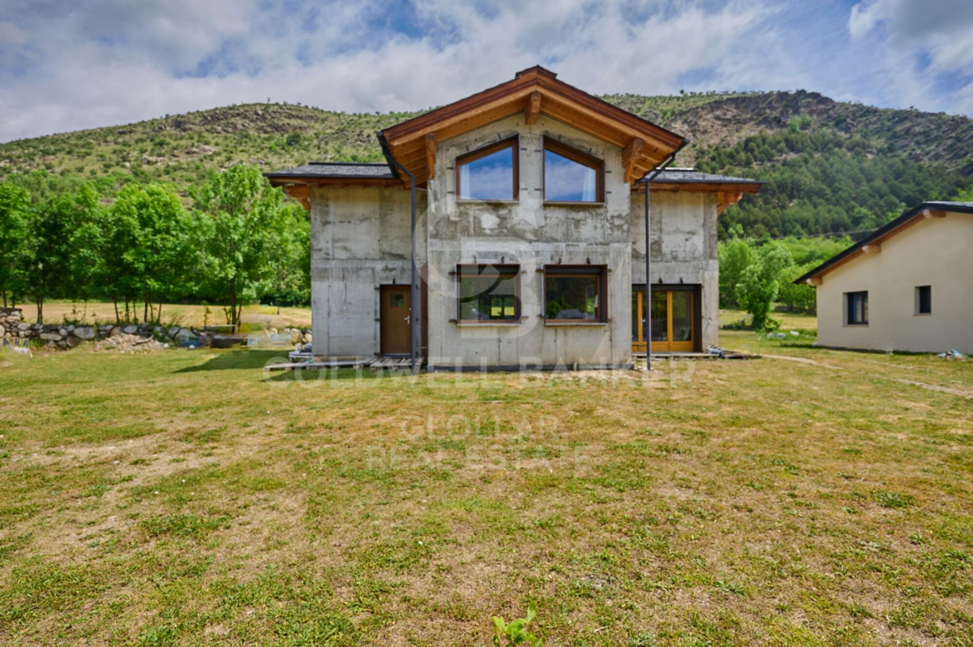 Pre-owned detached house with private garden views in Latour-de-Carol