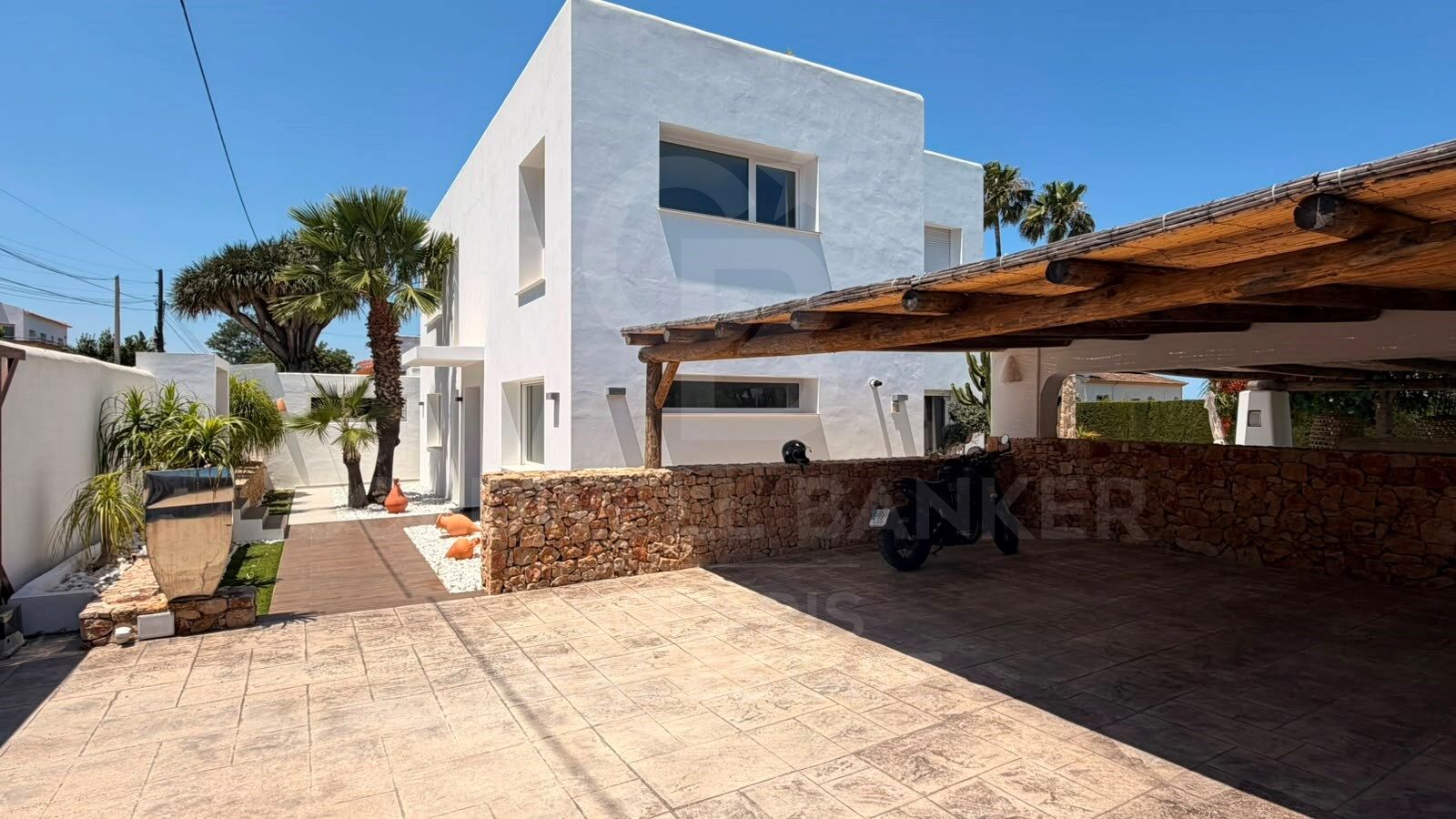 Viva el Mediterráneo con el máximo confort en esta exclusiva villa de alquiler en Dénia
