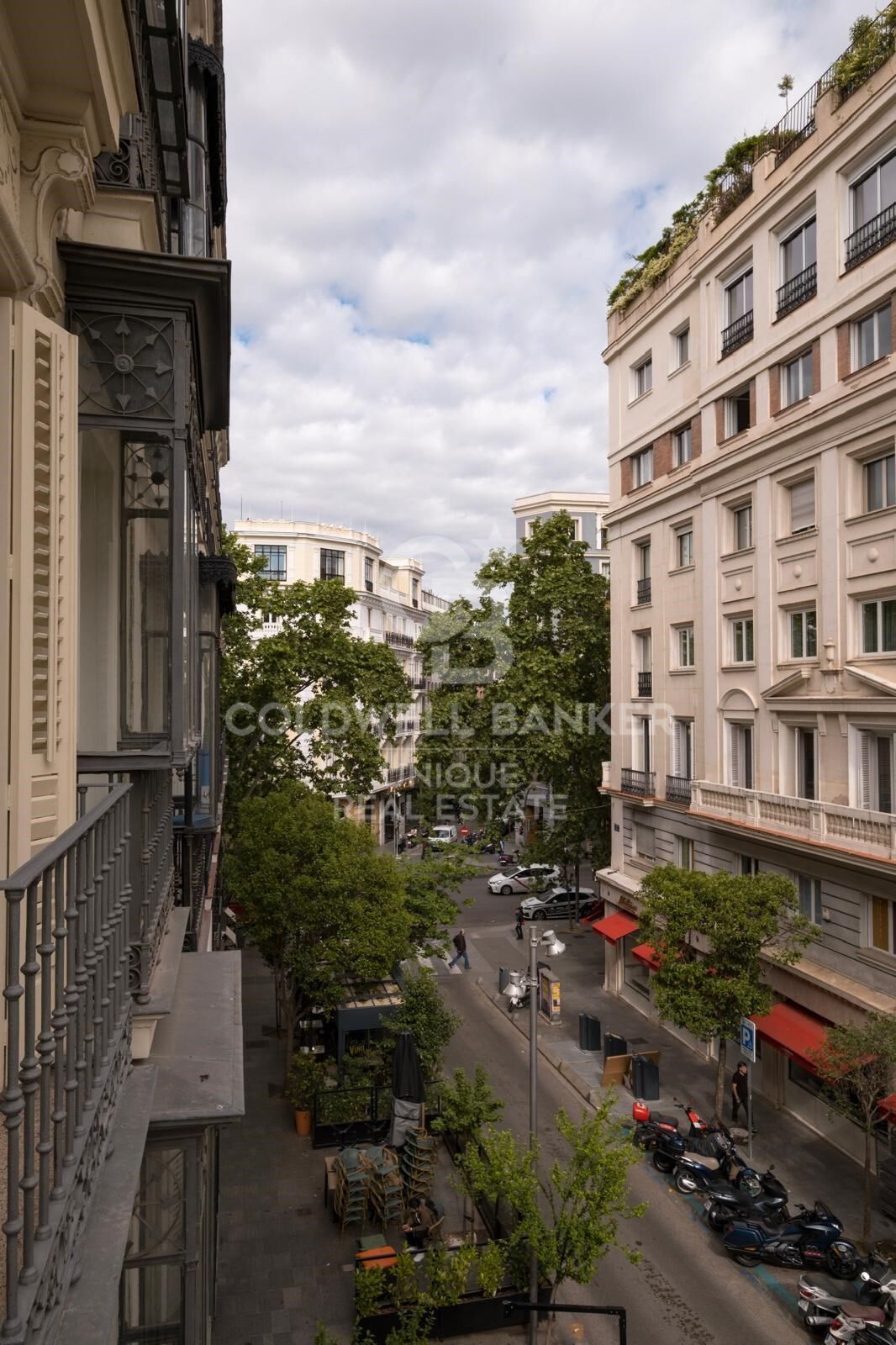 Luxuriös renovierte Wohnung mit Stellplätzen in einem klassischen Gebäude in Recoletos
