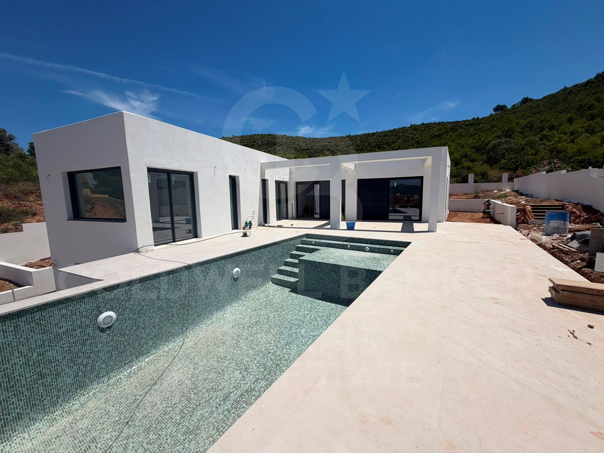 Exklusive Neubau-Villa im Ibiza-Stil in Jávea mit Infinity-Pool und Panoramablick