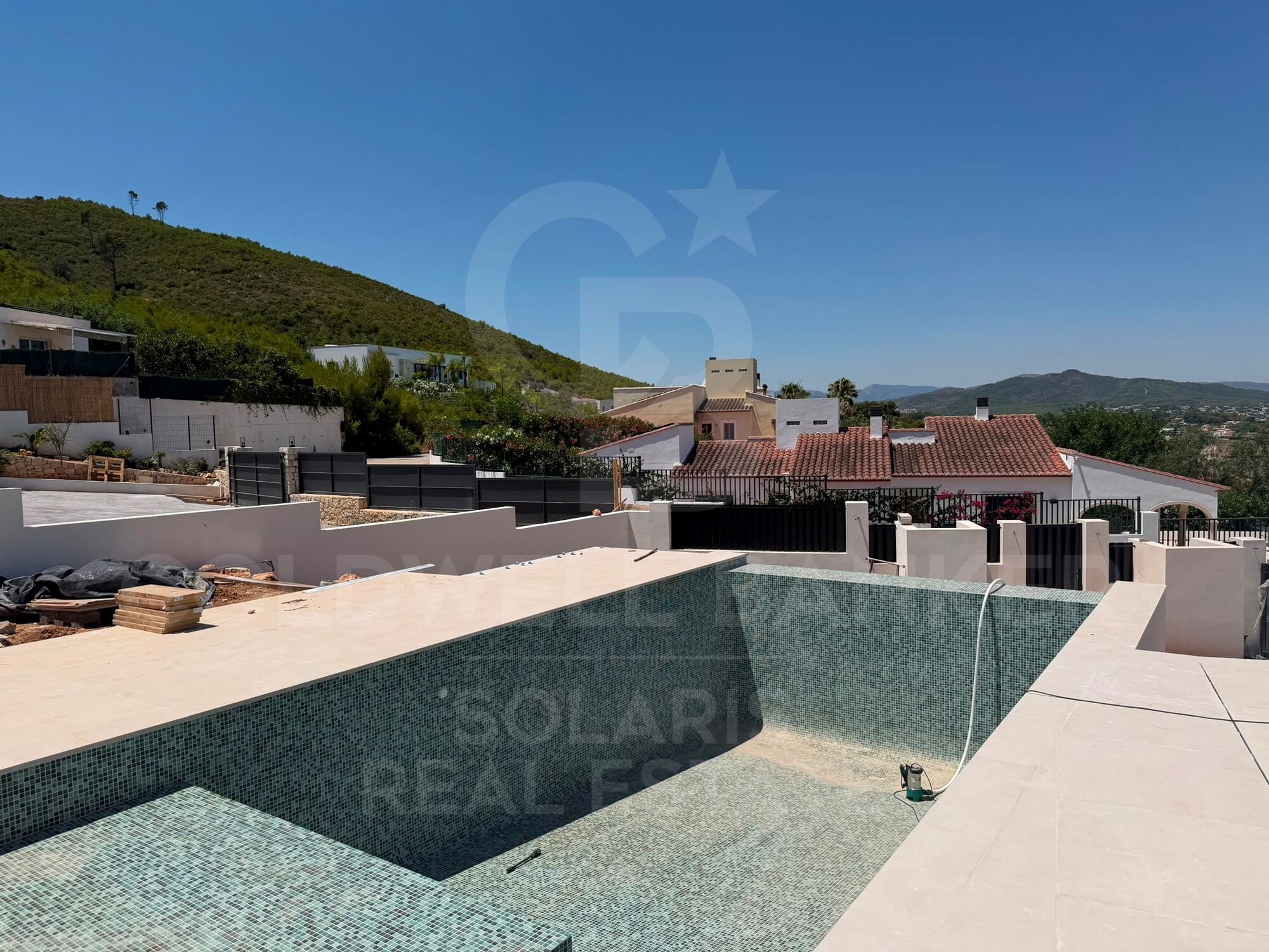 Exclusiva villa de obra nueva de estilo ibicenco en Jávea con piscina infinita y vistas panorámicas