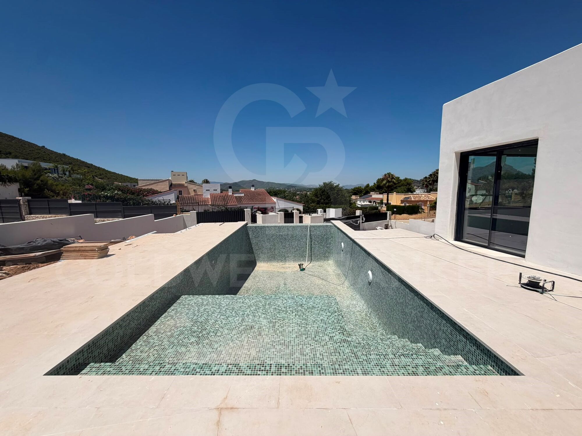 Exclusiva villa de obra nueva de estilo ibicenco en Jávea con piscina infinita y vistas panorámicas