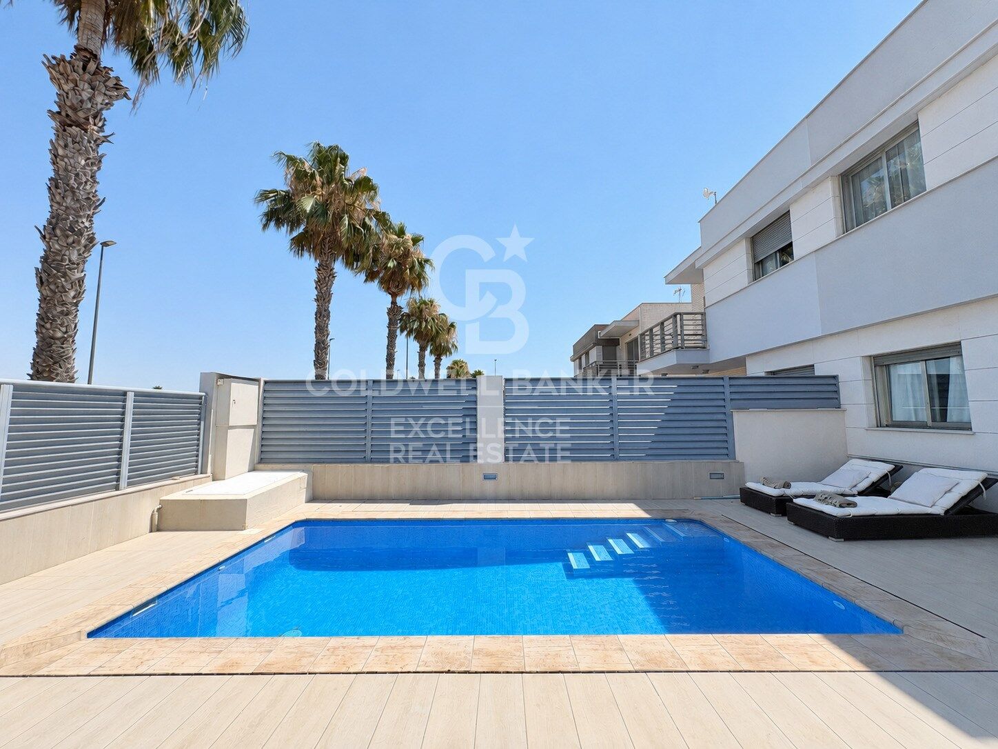 Villa jumelée avec piscine et 3 terrasses à 5 minutes du port