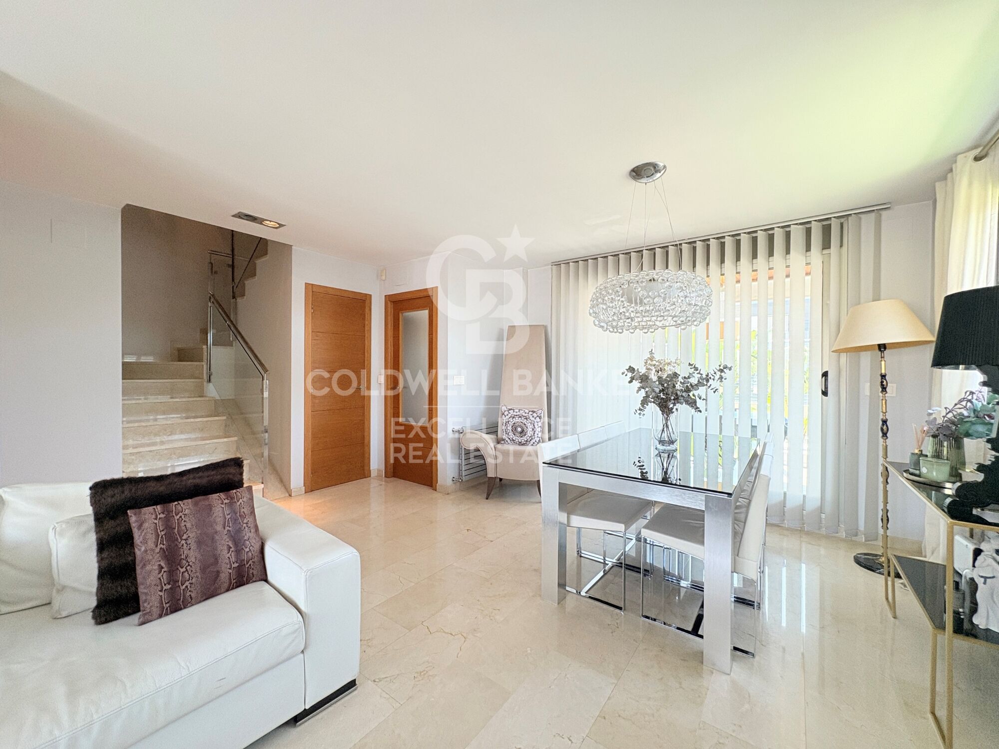 Villa jumelée avec piscine et 3 terrasses à 5 minutes du port