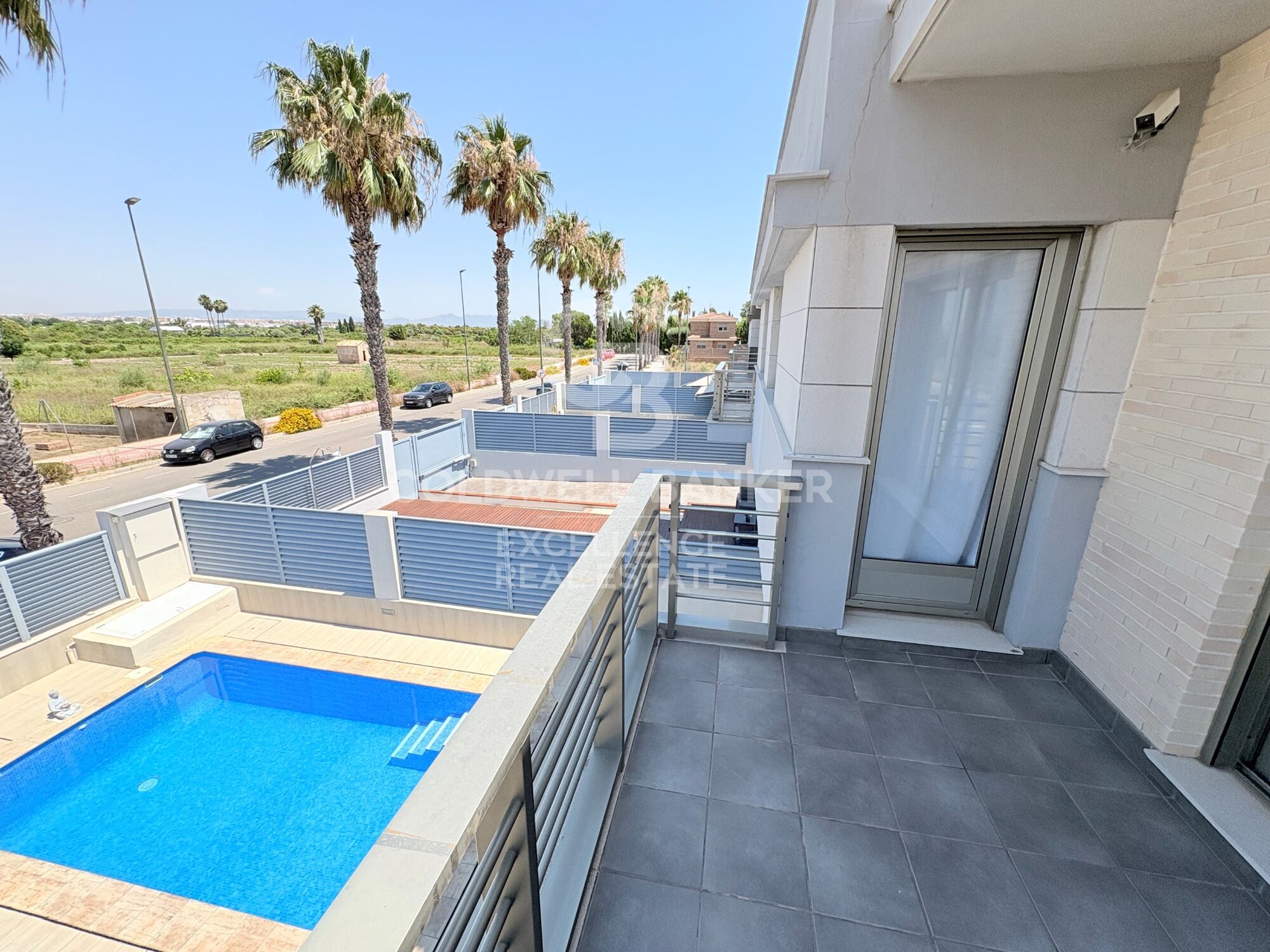 Villa jumelée avec piscine et 3 terrasses à 5 minutes du port