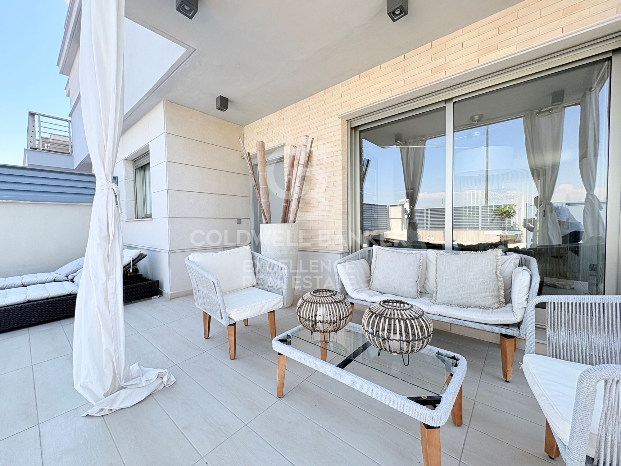 Villa jumelée avec piscine et 3 terrasses à 5 minutes du port