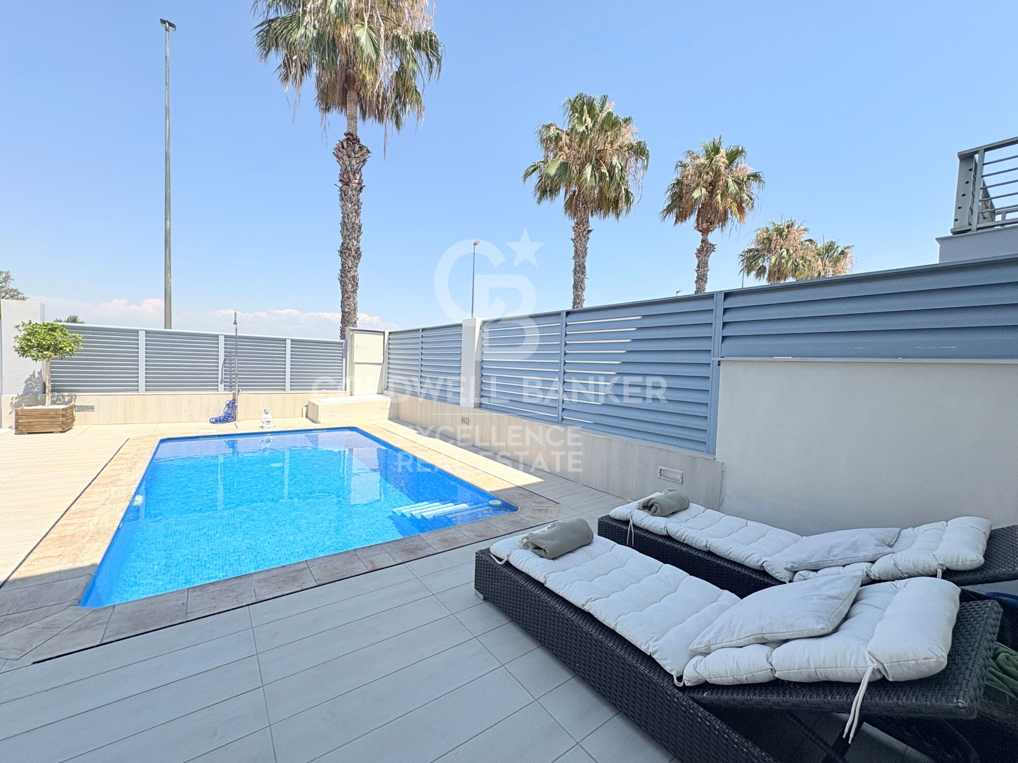 Villa jumelée avec piscine et 3 terrasses à 5 minutes du port