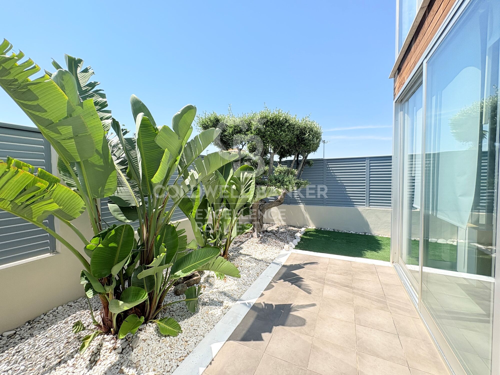 Villa jumelée avec piscine et 3 terrasses à 5 minutes du port