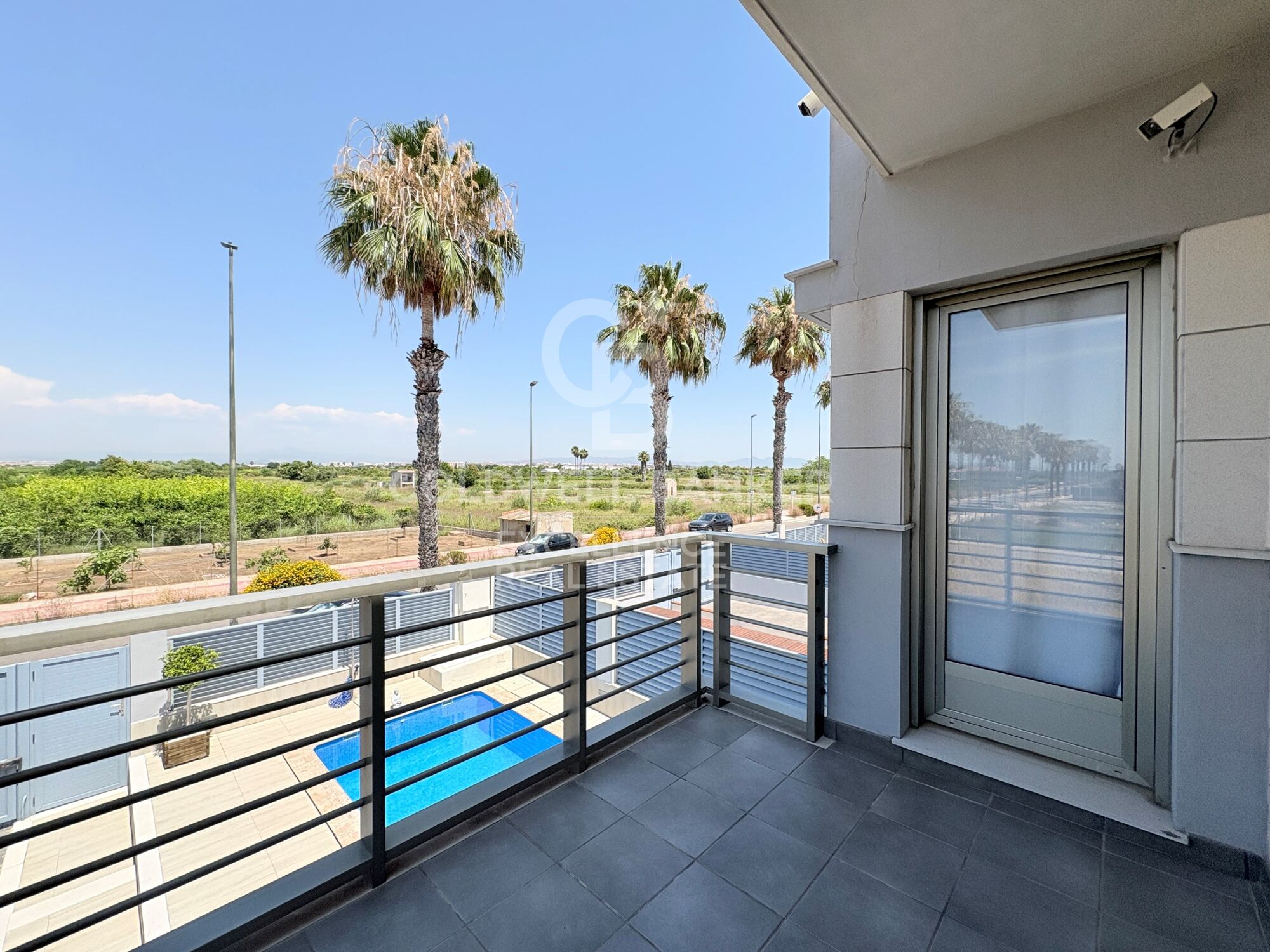 Villa jumelée avec piscine et 3 terrasses à 5 minutes du port