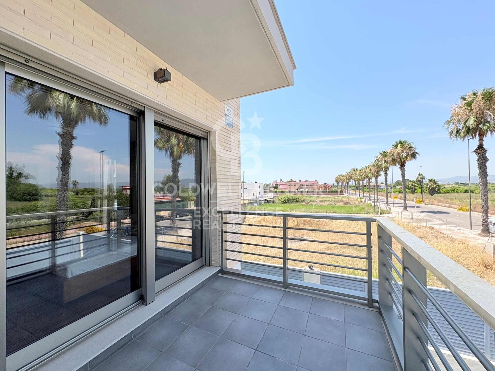 Villa jumelée avec piscine et 3 terrasses à 5 minutes du port