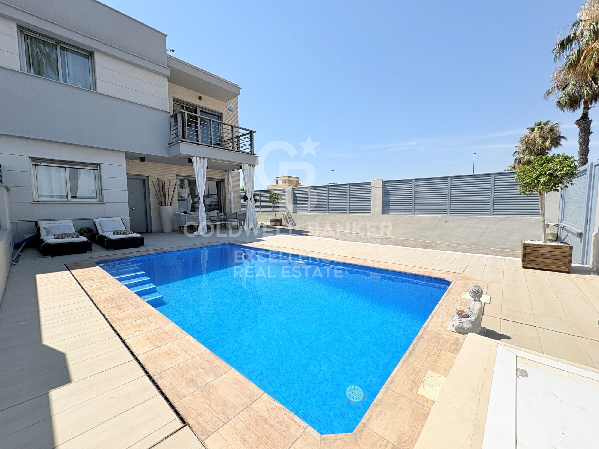 Villa jumelée avec piscine et 3 terrasses à 5 minutes du port