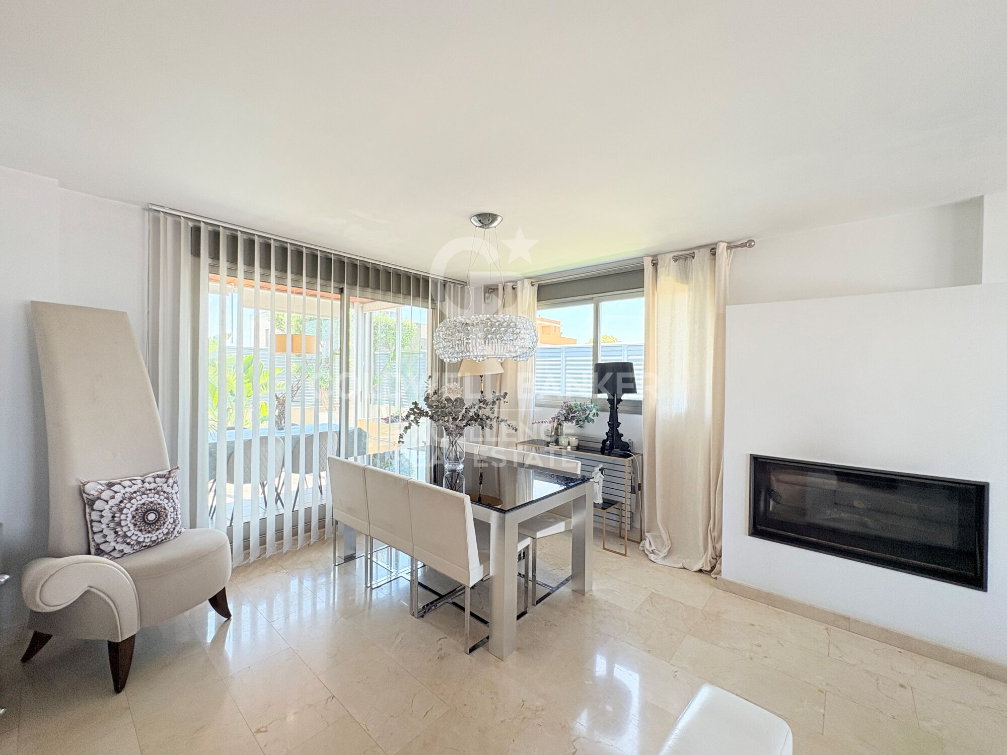 Semi-detached villa with pool and 3 terraces 5 minutes from the port