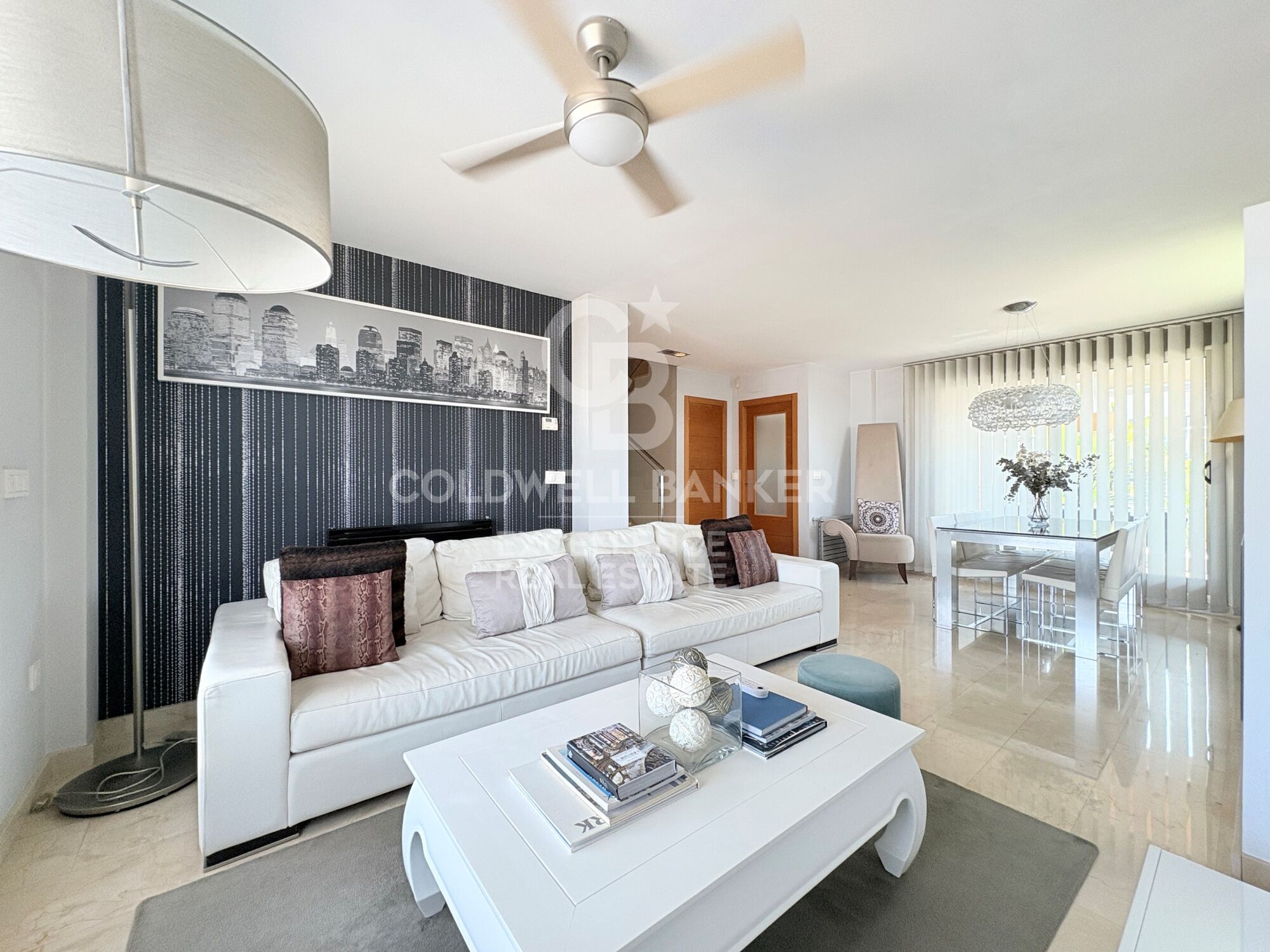 Semi-detached villa with pool and 3 terraces 5 minutes from the port