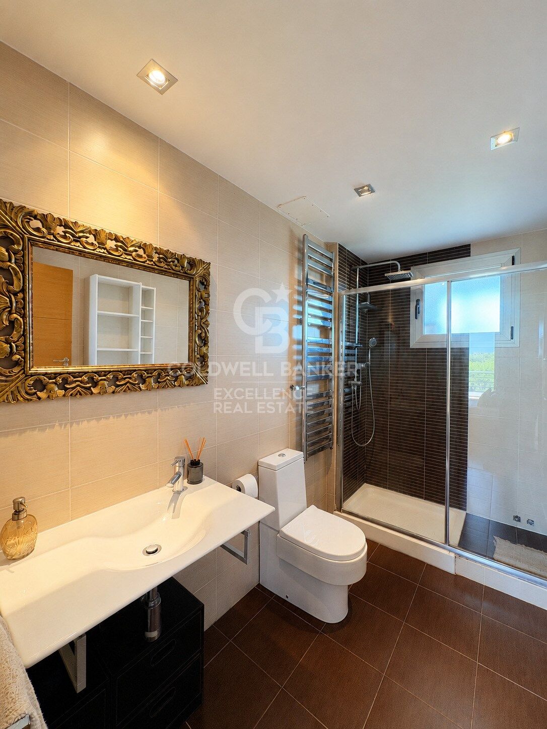 Semi-detached villa with pool and 3 terraces 5 minutes from the port