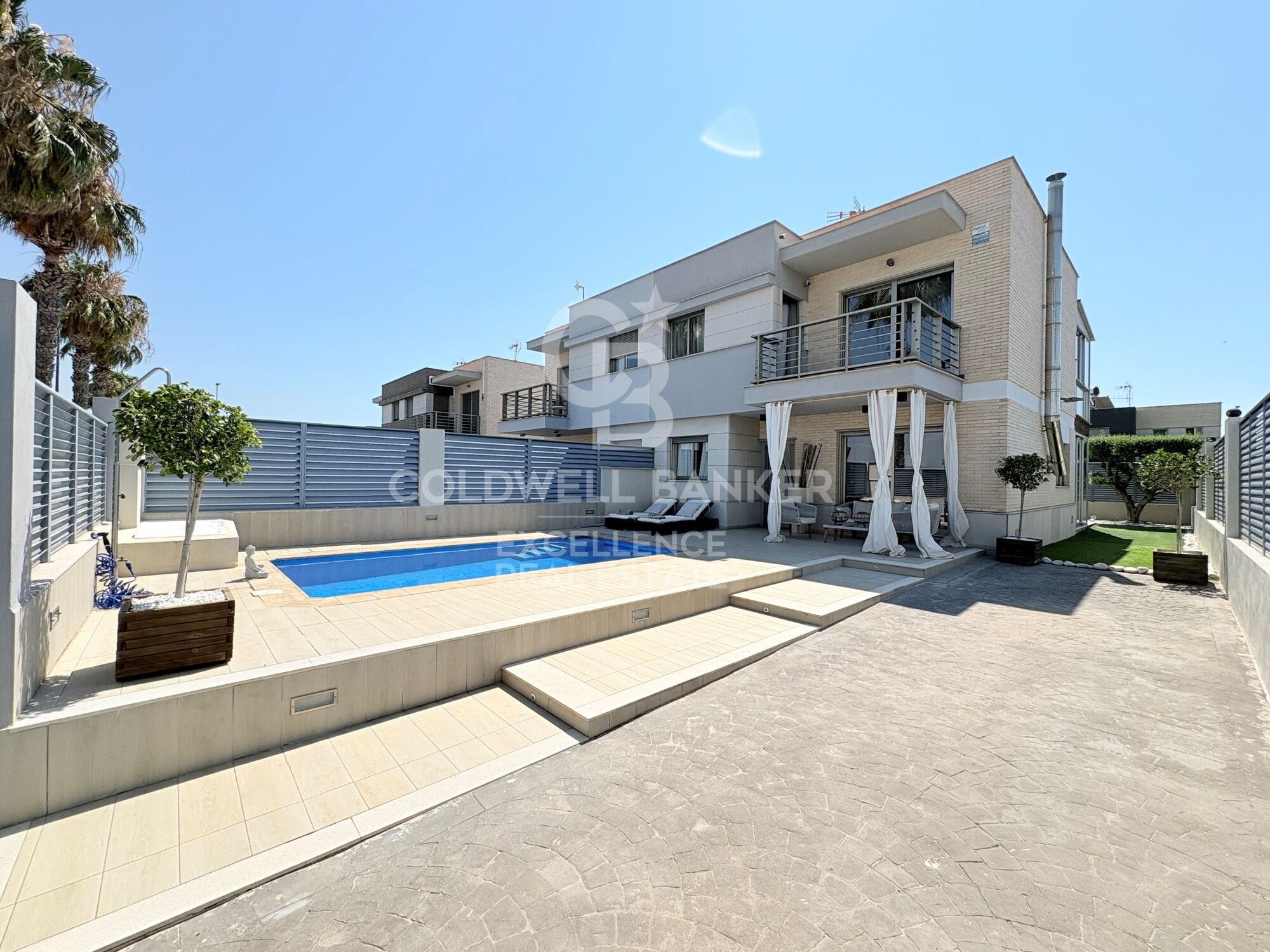 Semi-detached villa with pool and 3 terraces 5 minutes from the port