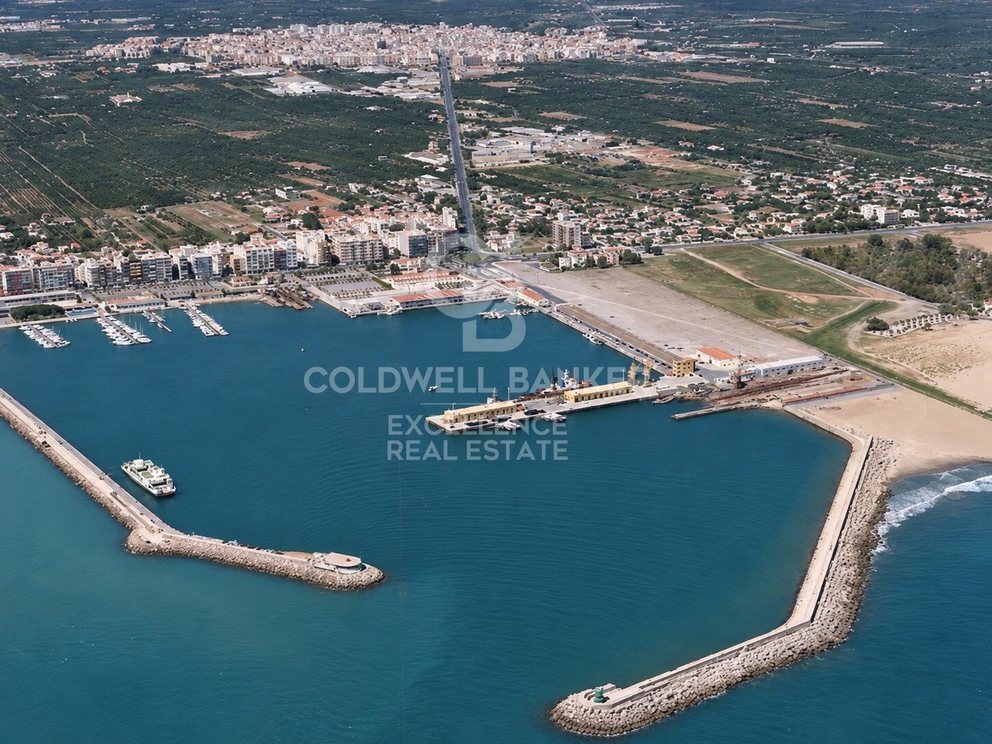 Semi-detached villa with pool and 3 terraces 5 minutes from the port