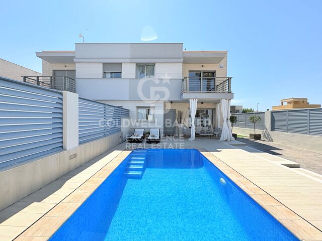 Semi-detached villa with pool and 3 terraces 5 minutes from the port