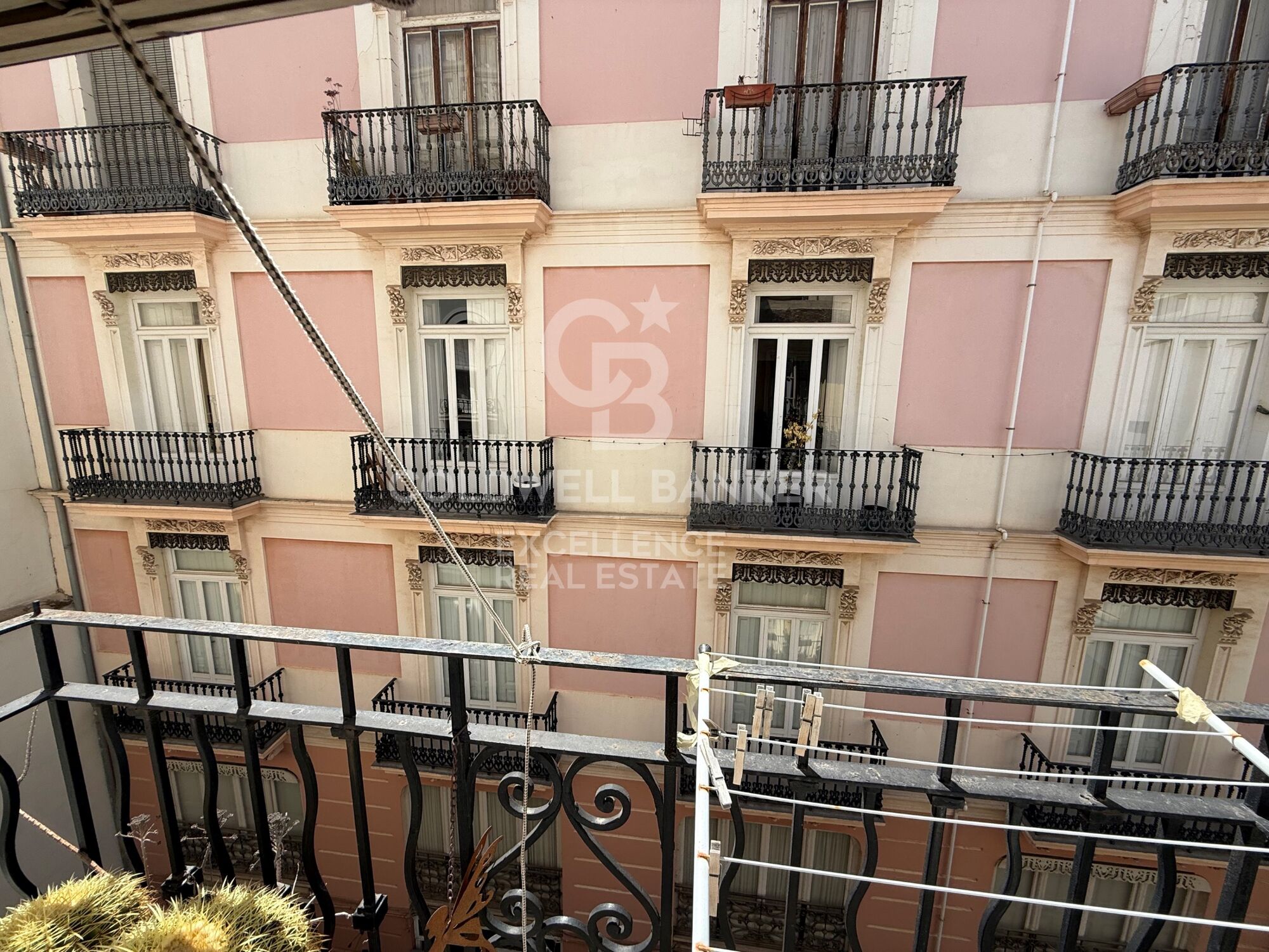 Appartement lumineux avec 3 balcons à côté de la Plaza de la Reina