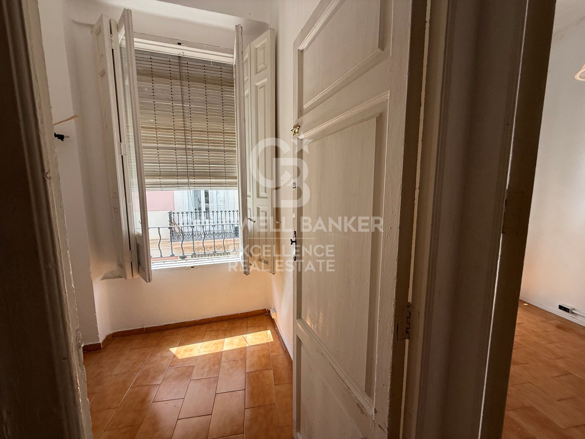 Appartement lumineux avec 3 balcons à côté de la Plaza de la Reina