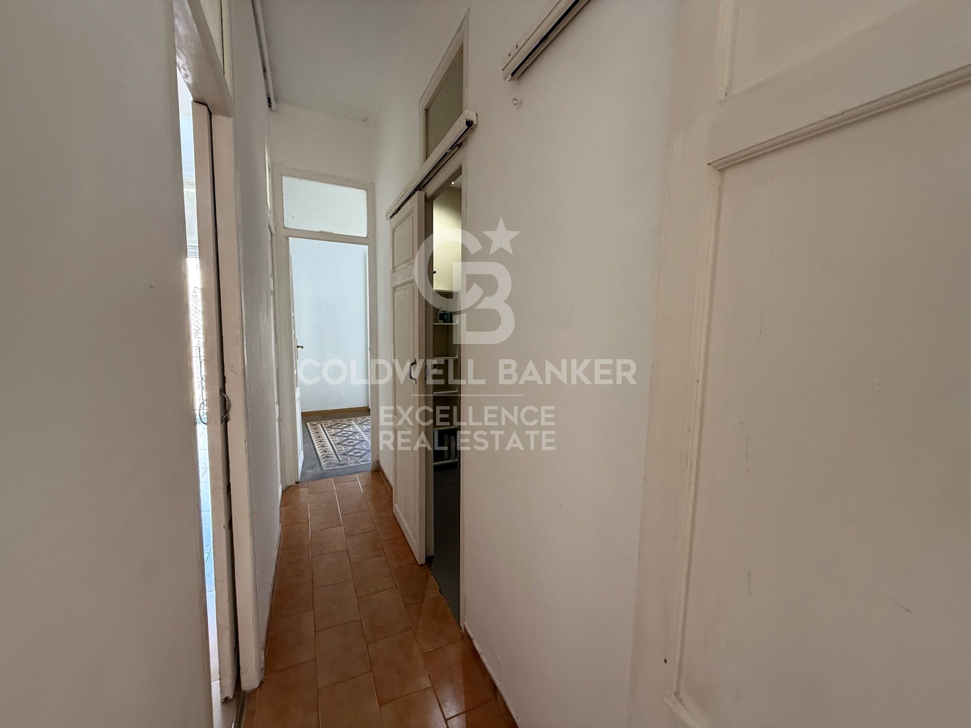 Appartement lumineux avec 3 balcons à côté de la Plaza de la Reina