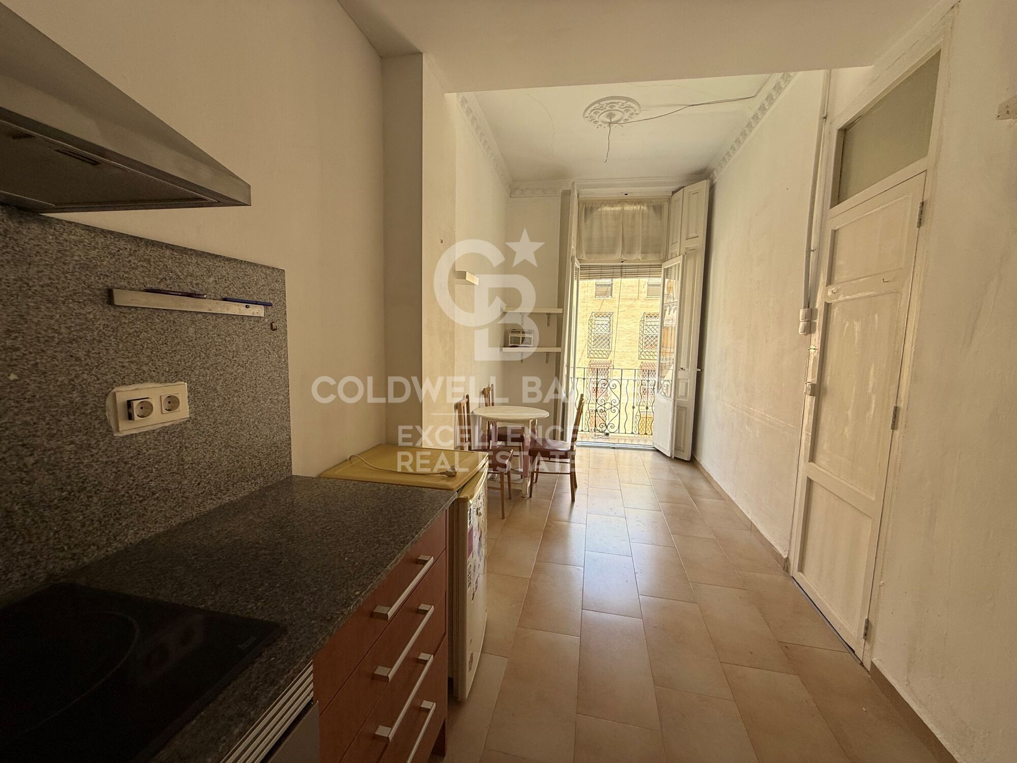 Appartement lumineux avec 3 balcons à côté de la Plaza de la Reina