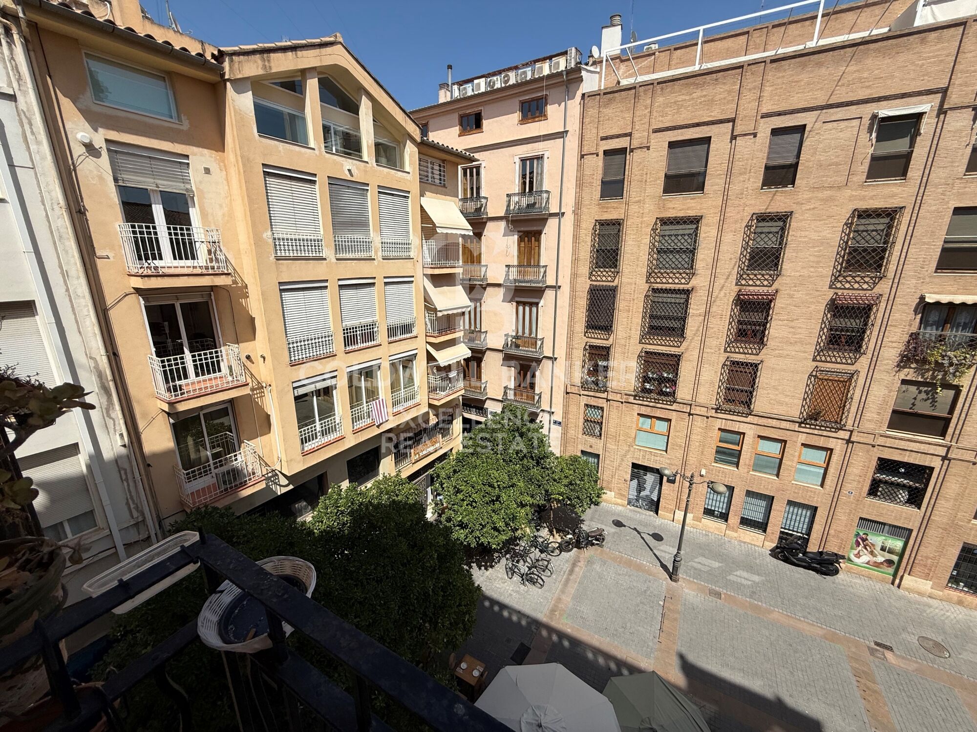 Appartement lumineux avec 3 balcons à côté de la Plaza de la Reina