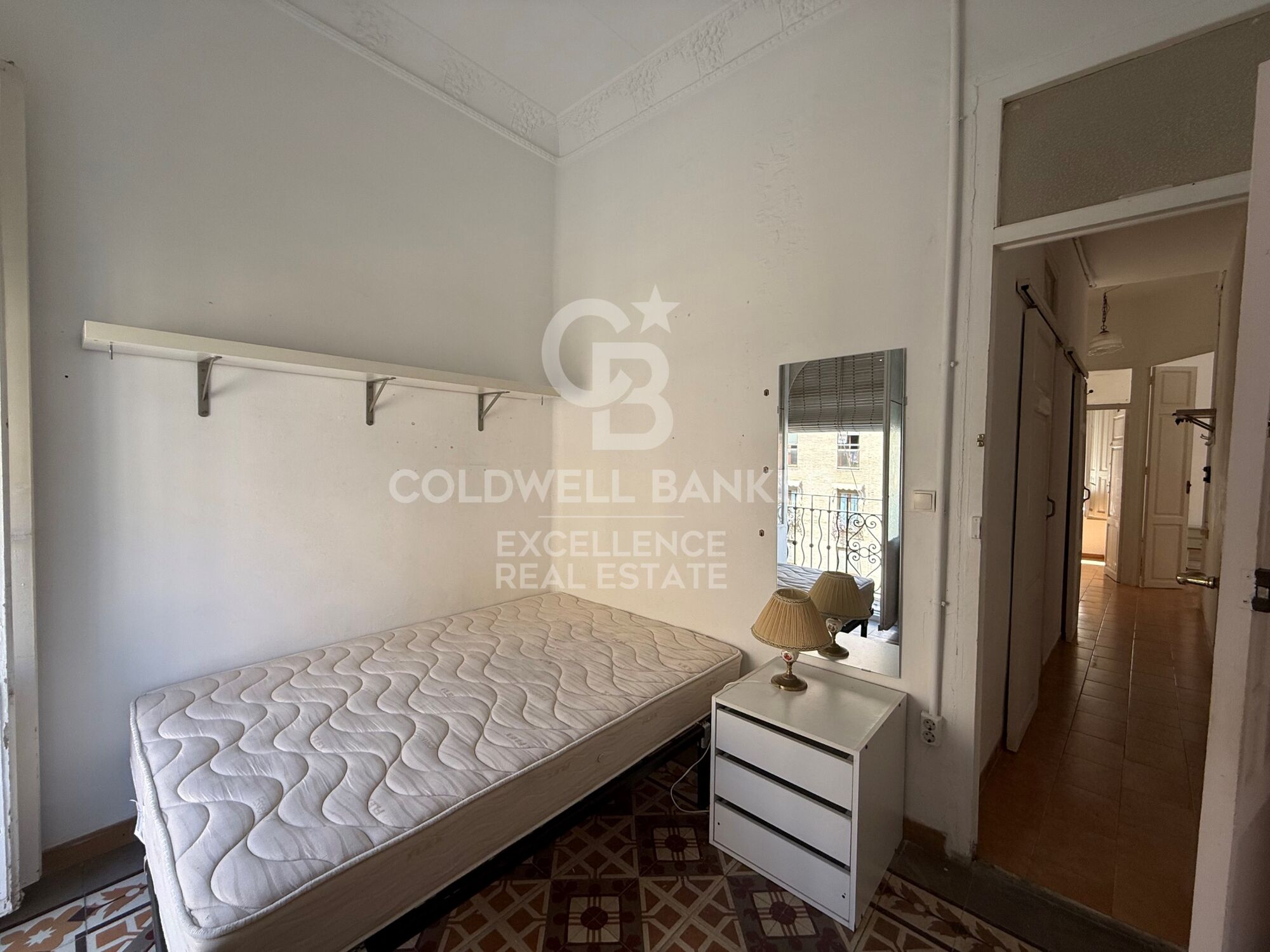 Appartement lumineux avec 3 balcons à côté de la Plaza de la Reina