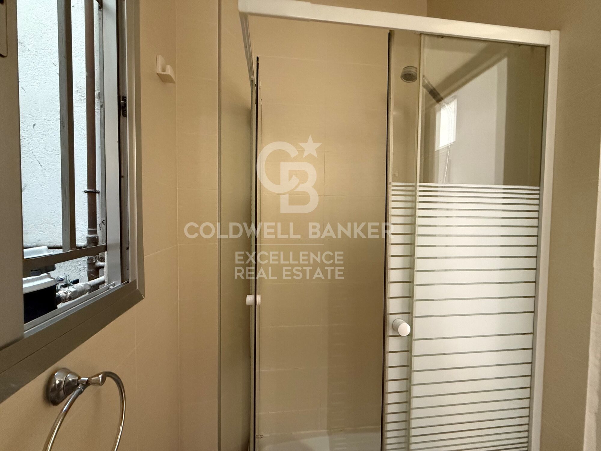 Appartement lumineux avec 3 balcons à côté de la Plaza de la Reina
