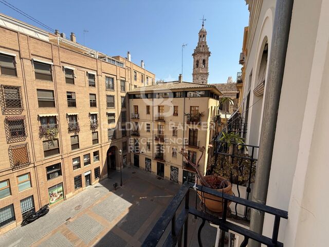 Bright flat with 3 balconies next to Plaza de lah Reina
