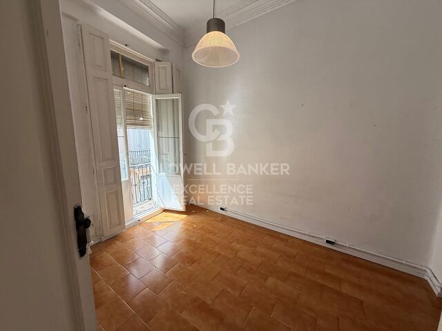 Appartement lumineux avec 3 balcons à côté de la Plaza de la Reina
