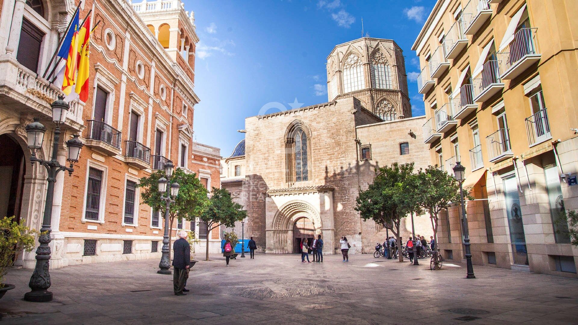 Spacious Designer Ground-Floor Apartment with Large Private Terrace in El Pilar (Ciutat Vella)