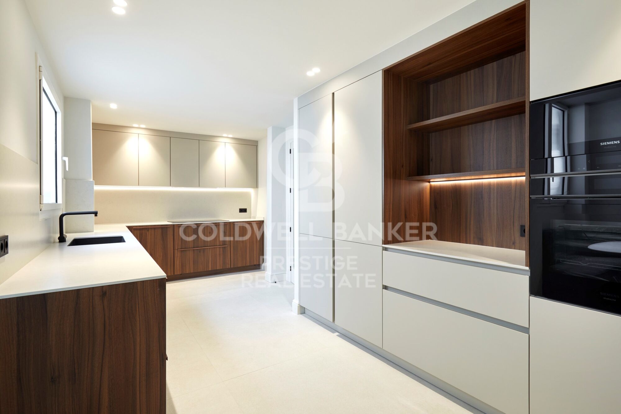 Renovated duplex penthouse with terraces in Turó Park