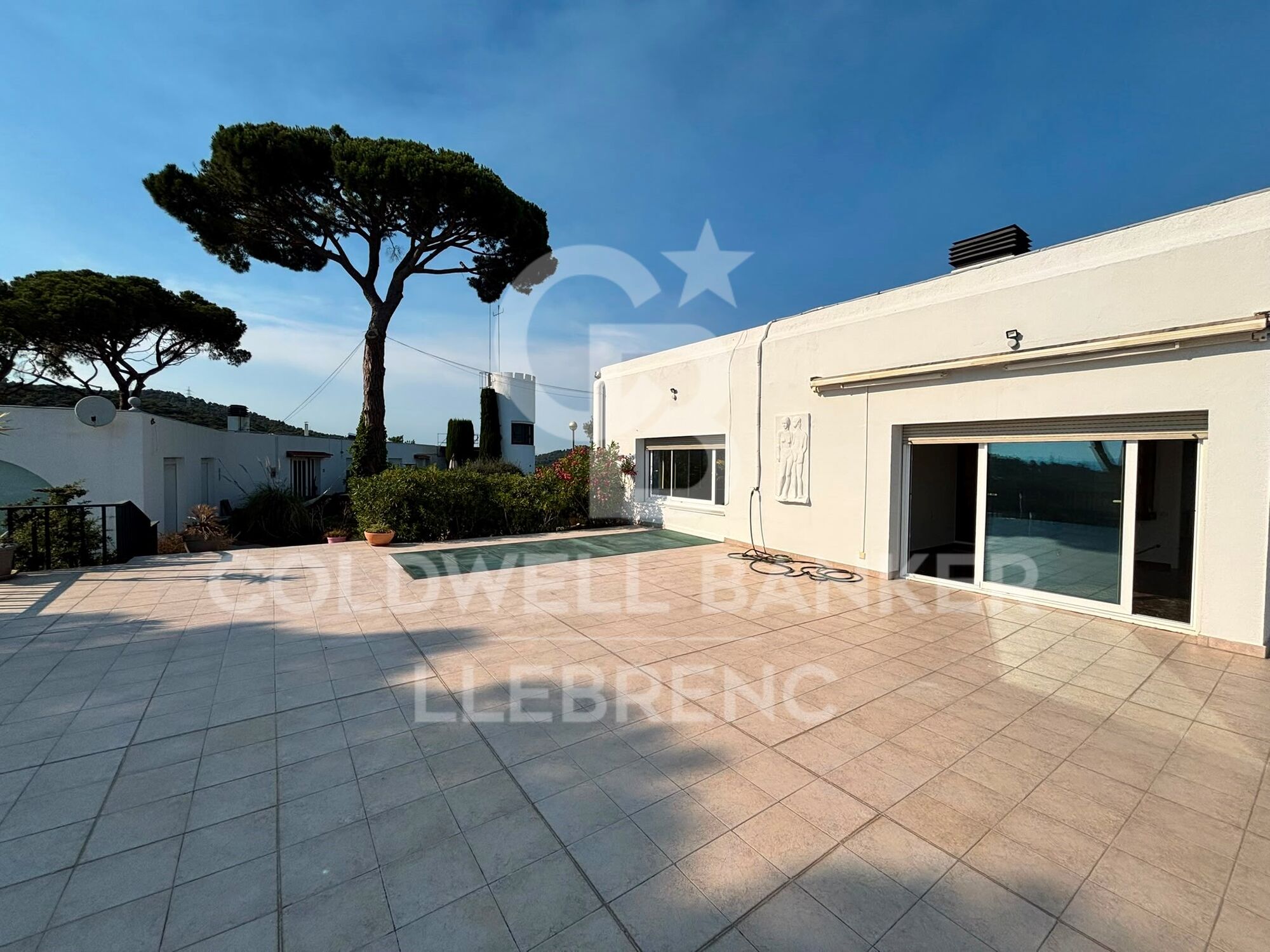 Appartement à louer avec une grande terrasse et une vue sur la montagne et la mer.