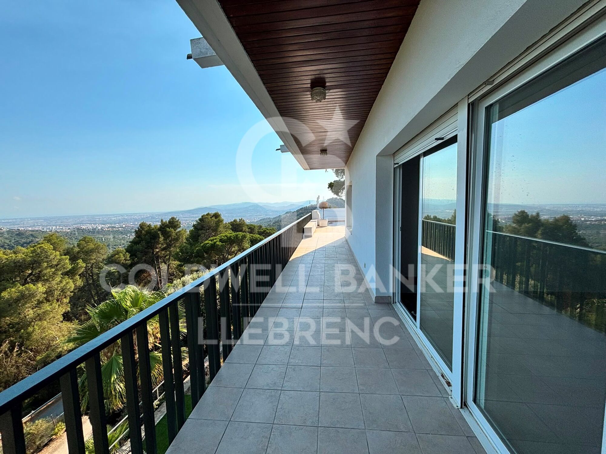 Appartement à louer avec une grande terrasse et une vue sur la montagne et la mer.