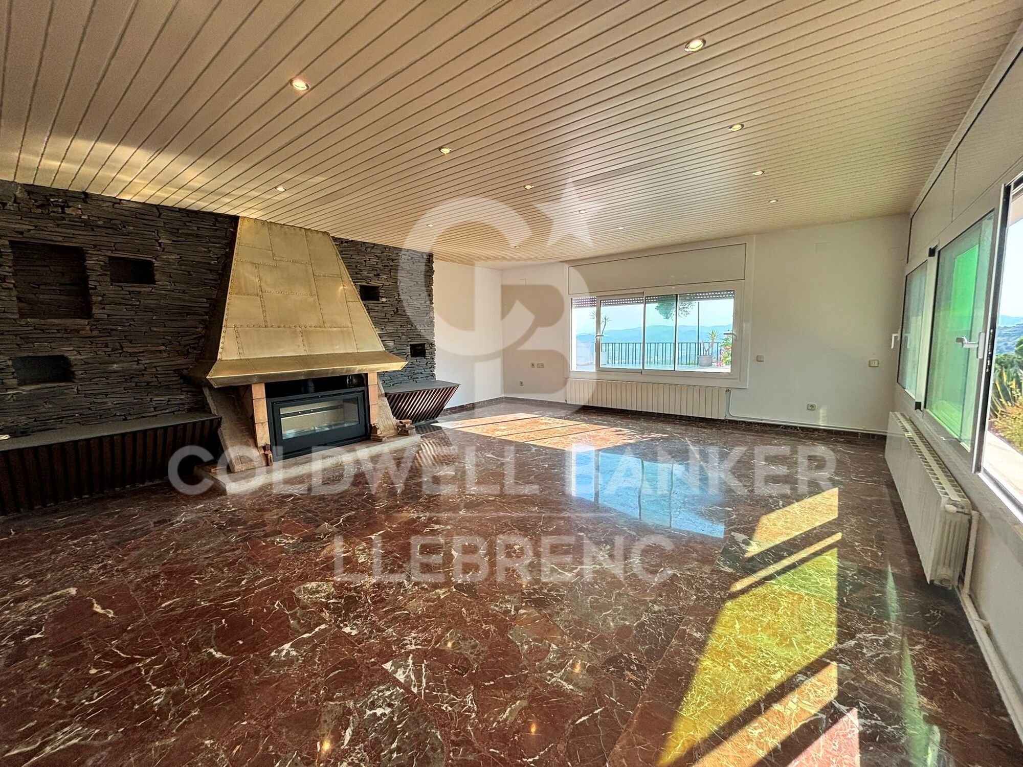 Appartement à louer avec une grande terrasse et une vue sur la montagne et la mer.