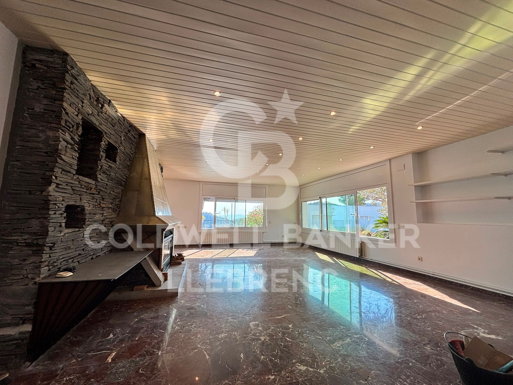 Appartement à louer avec une grande terrasse et une vue sur la montagne et la mer.