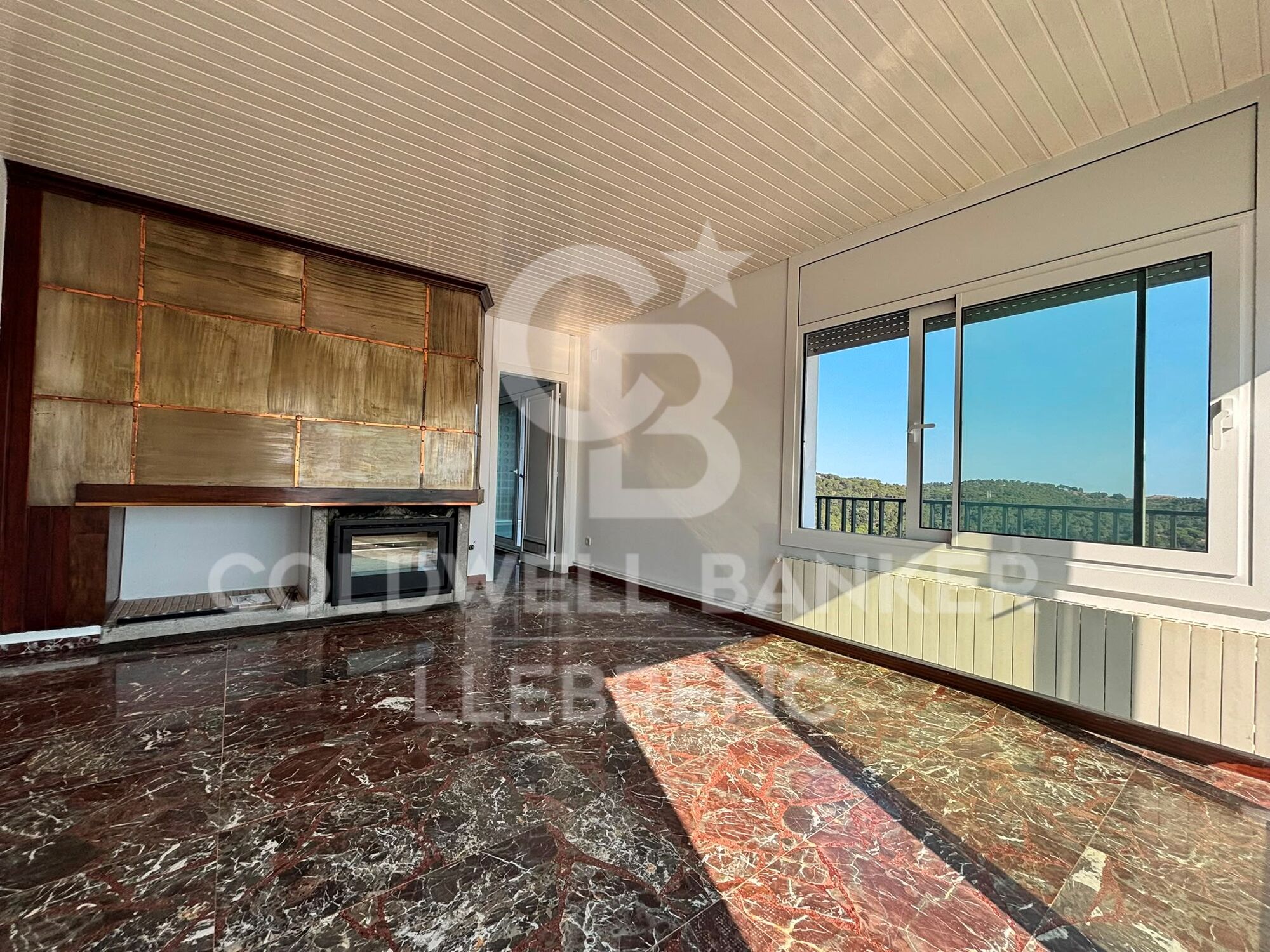Appartement à louer avec une grande terrasse et une vue sur la montagne et la mer.