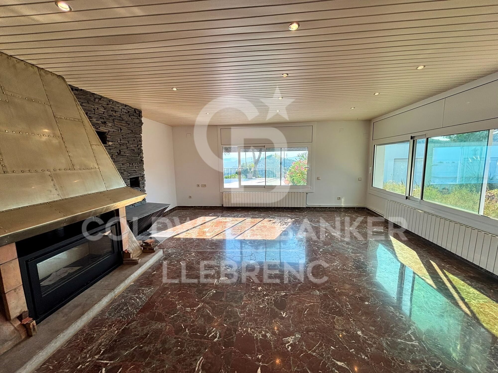 Appartement à louer avec une grande terrasse et une vue sur la montagne et la mer.