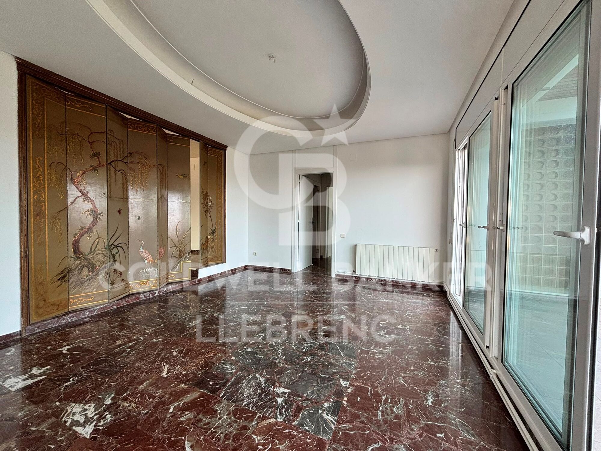 Appartement à louer avec une grande terrasse et une vue sur la montagne et la mer.