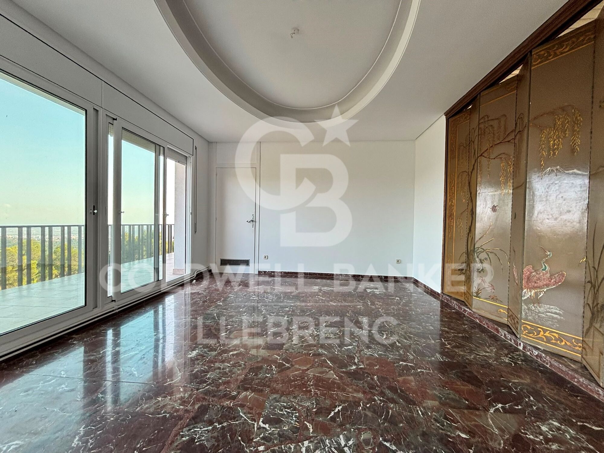 Appartement à louer avec une grande terrasse et une vue sur la montagne et la mer.