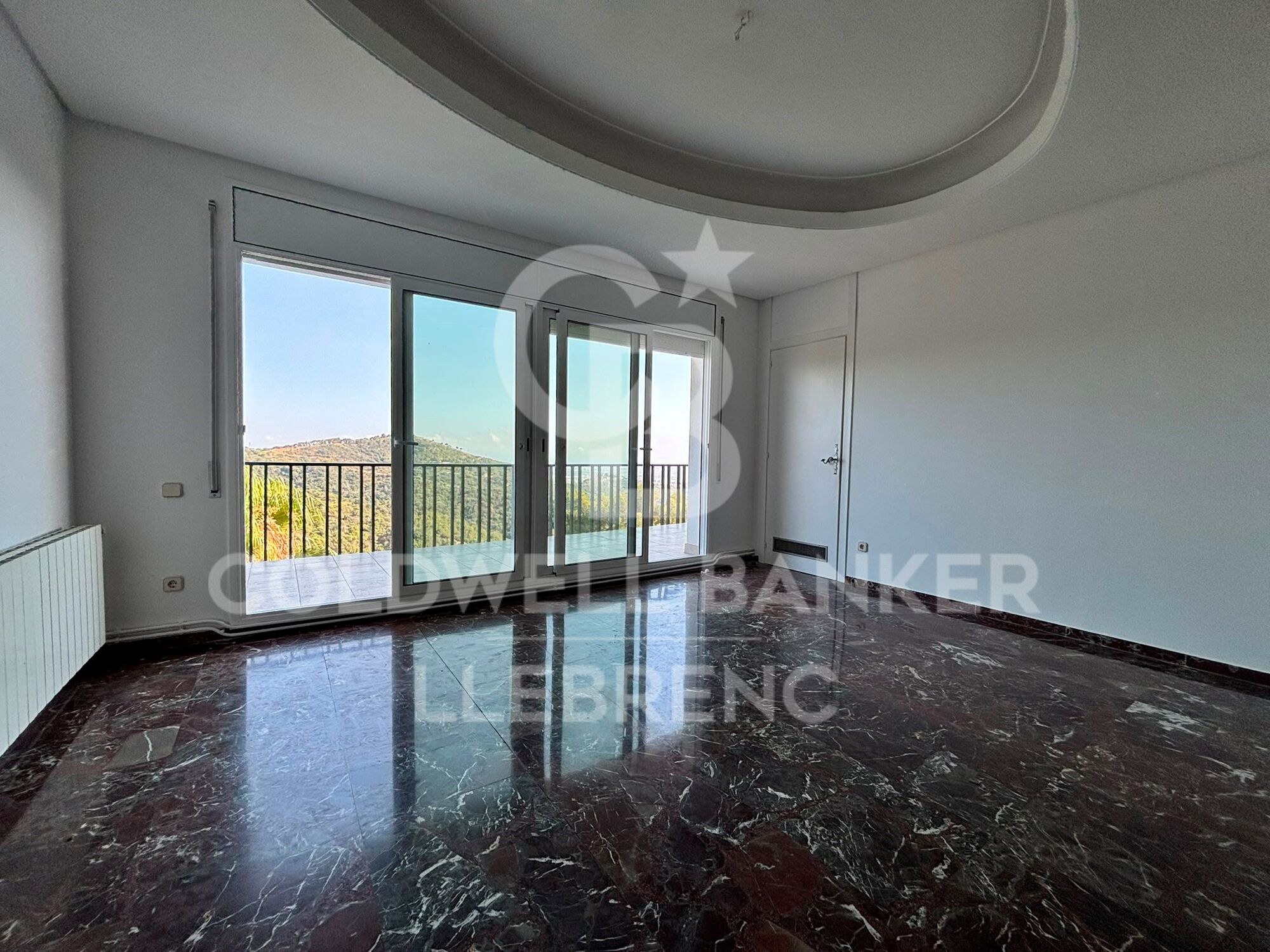 Appartement à louer avec une grande terrasse et une vue sur la montagne et la mer.