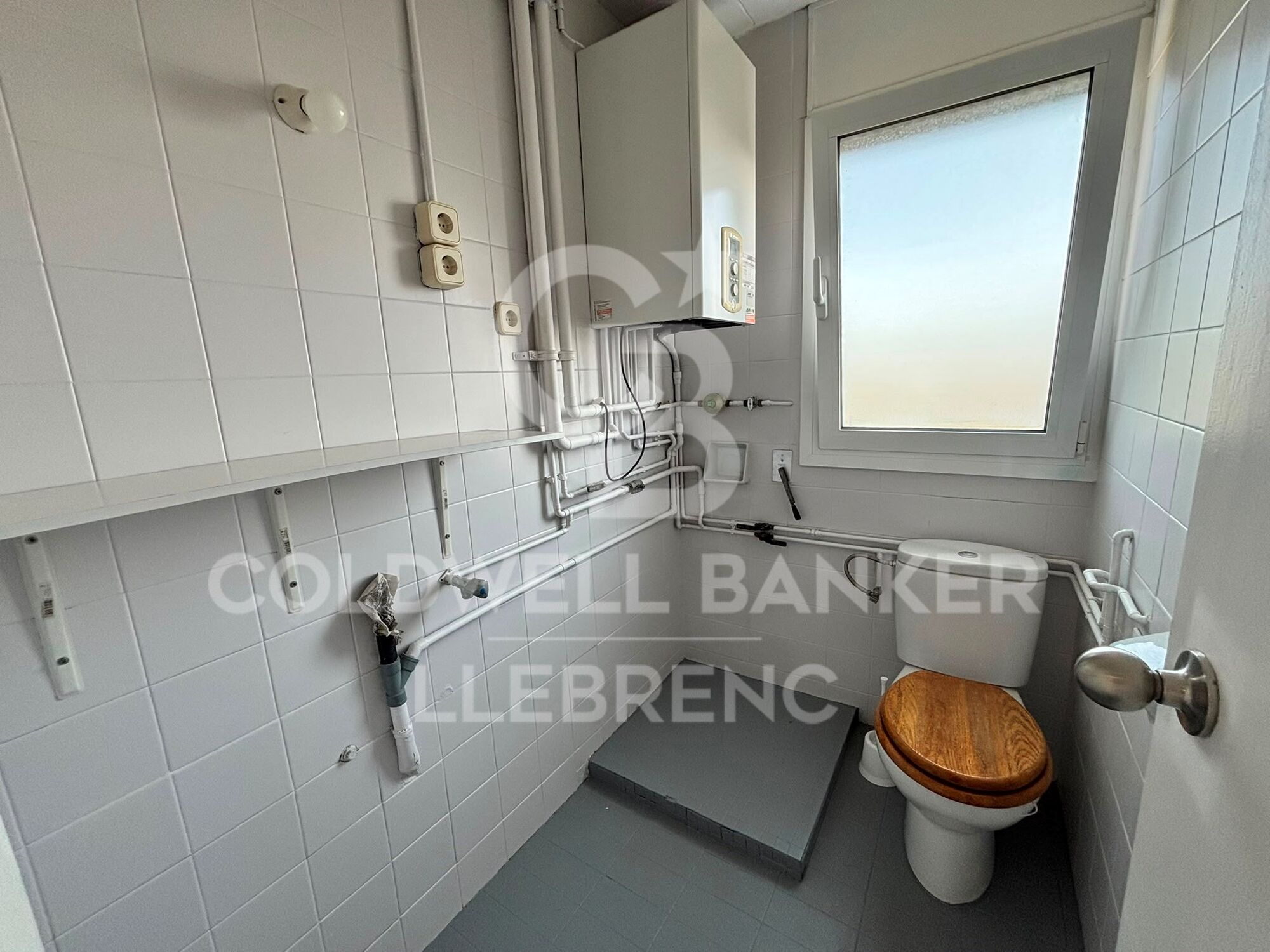 Appartement à louer avec une grande terrasse et une vue sur la montagne et la mer.