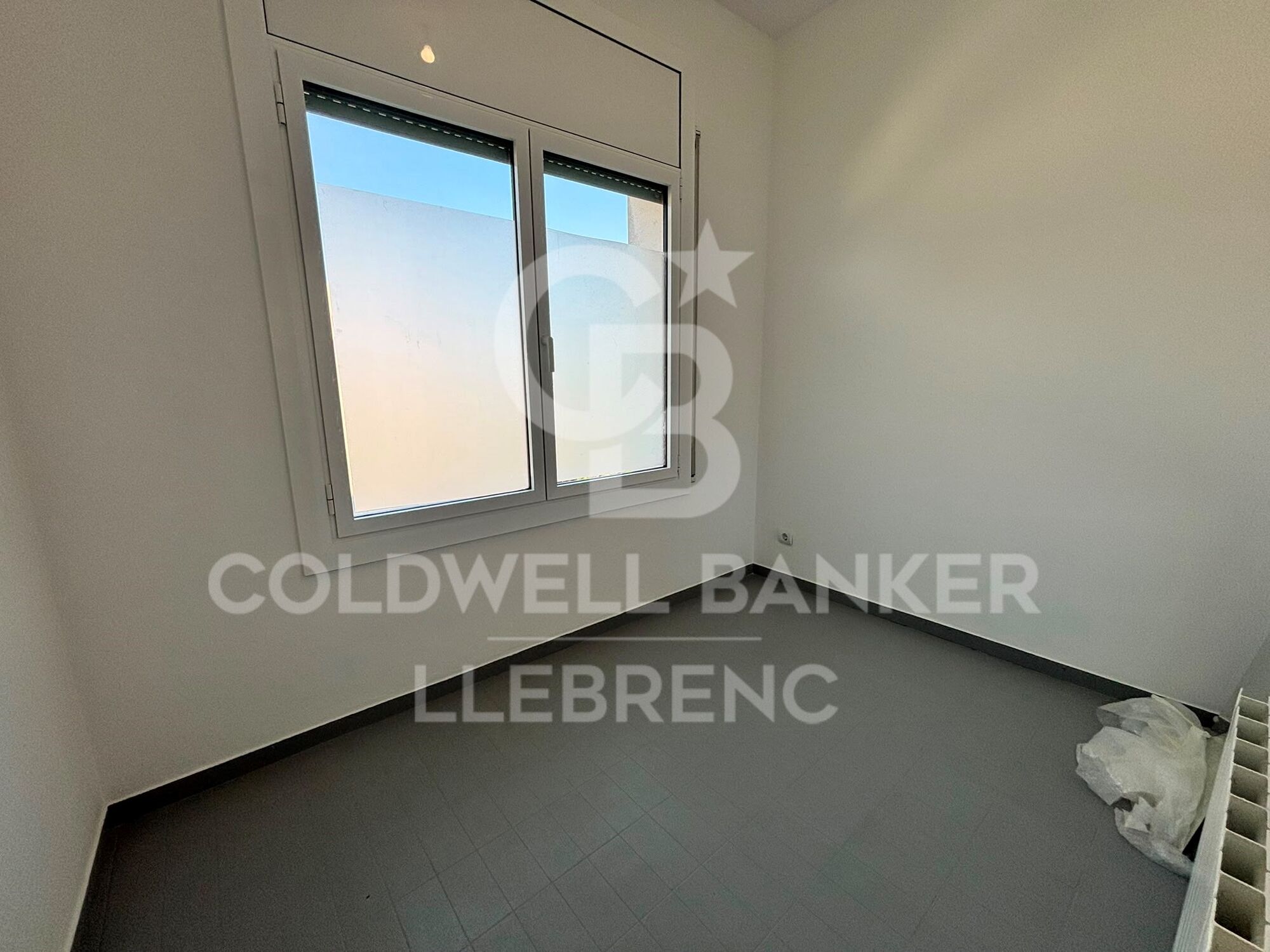 Appartement à louer avec une grande terrasse et une vue sur la montagne et la mer.