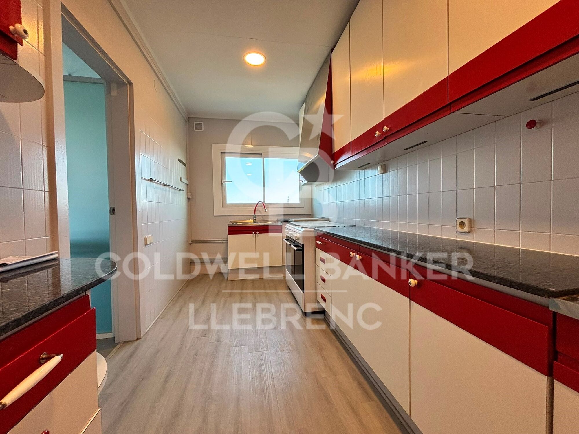 Appartement à louer avec une grande terrasse et une vue sur la montagne et la mer.