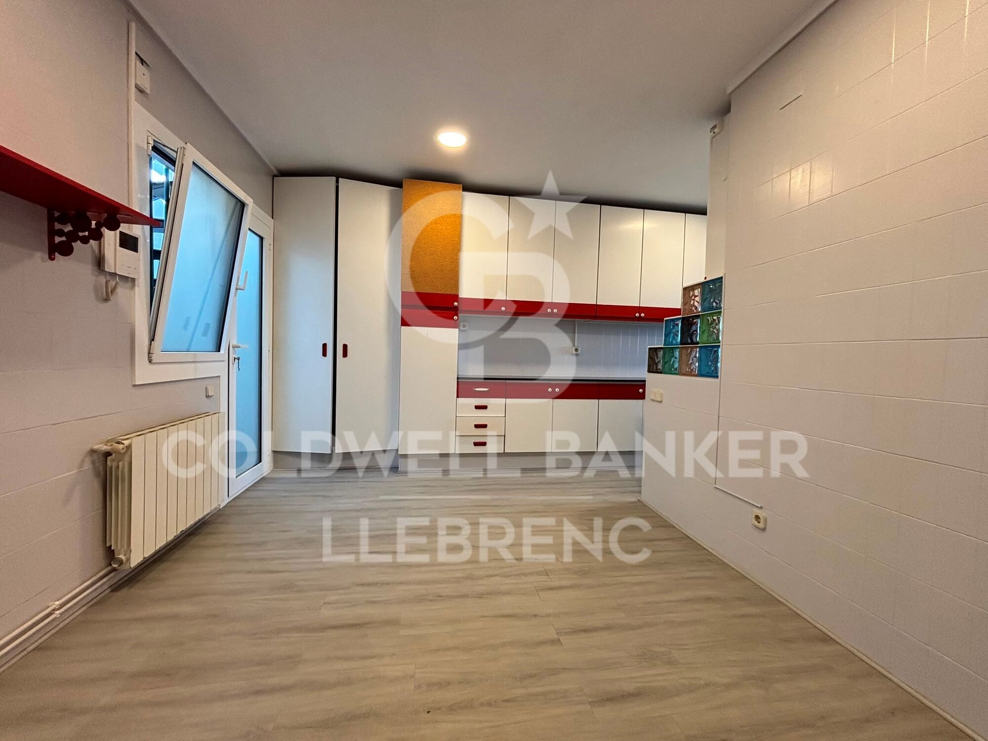 Appartement à louer avec une grande terrasse et une vue sur la montagne et la mer.